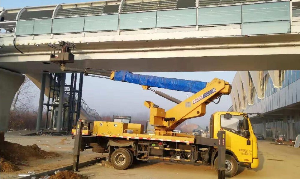 18米车载式直臂高空车高架桥施工现场