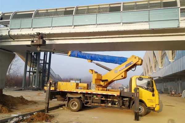 青岛升降机租赁价格